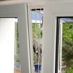 Trixie skyddsnät i vitt för pivotfönster - Variant 1: fixeras på fönstrets sida (1 del)